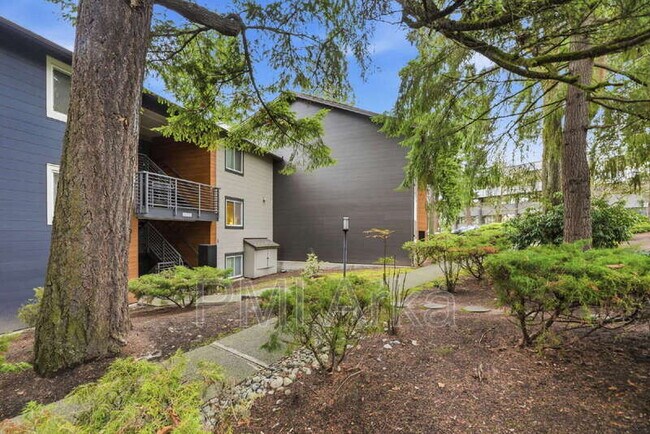 Building Photo - 12107 NE Bel Red Rd