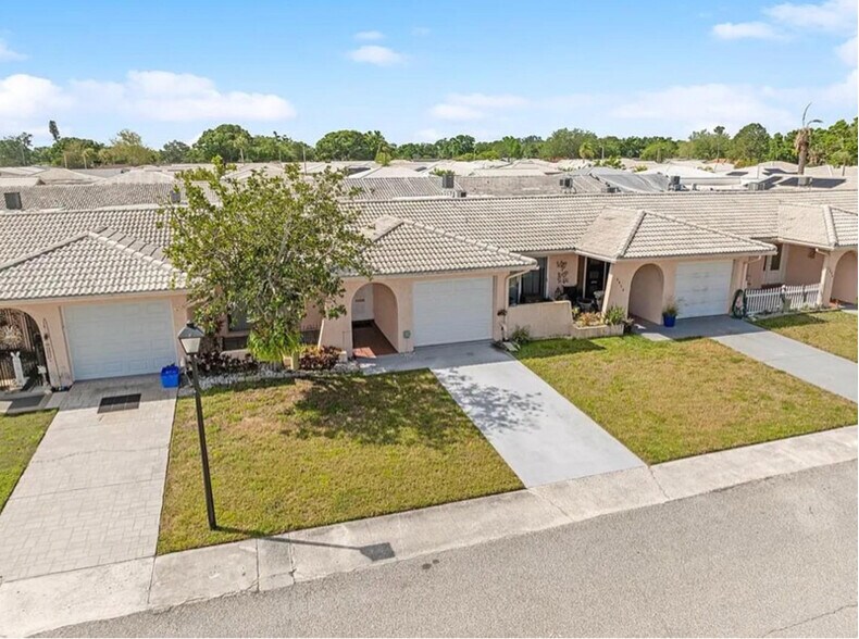 Primary Photo - 5428 Larchmont Ct