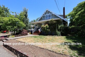 Building Photo - SE 88th Ave - 2 bedroom apartment with den...