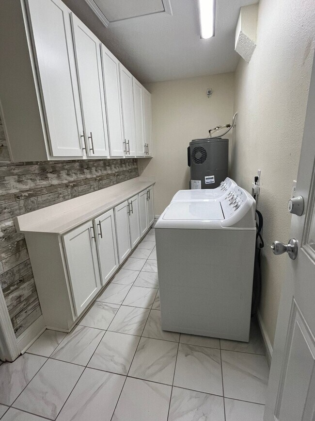 Building Photo - 10621 Oak Crest Dr