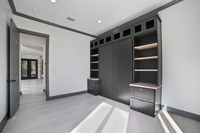 Building Photo - 2700 Marina Shores Dr