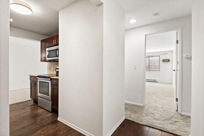 Building Photo - Modern 2-Bedroom Condo in Shoreline with Stylish Finishes