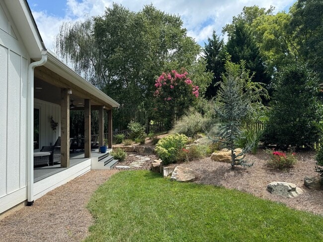 Building Photo - Weaverville - Stunning Custom Build!