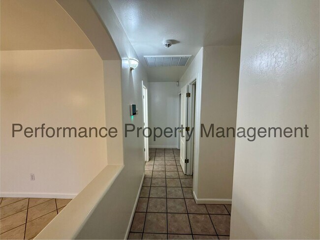 Building Photo - Stunning 5 Bed/2 Bath NW Bakersfield Home