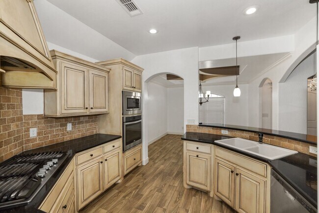 Building Photo - Stunning with 4 bedrooms in City View!