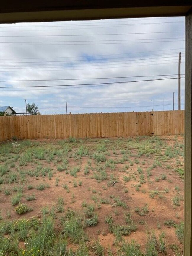 Building Photo - Super cute, 3 bedroom home. Outskirts of town