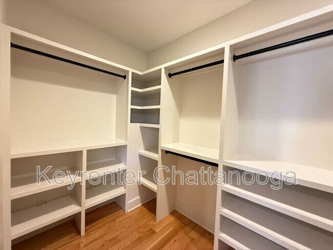 Building Photo - 8925 Pine Ridge Rd