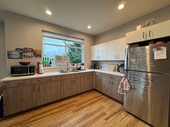 Building Photo - 6 Bed 5 Bath House Newer Updated Near Happy Valley, Fairhaven, WWU