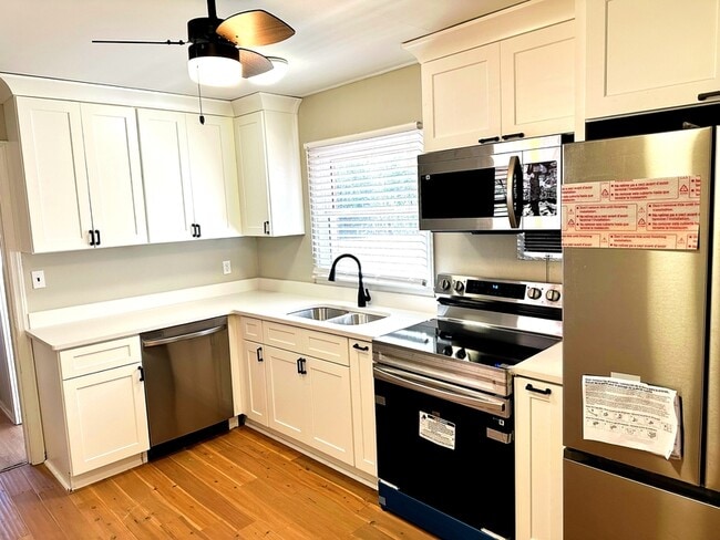 Building Photo - 2257 Collins Dr