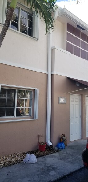Primary Photo - 8561 SW 109th Ave