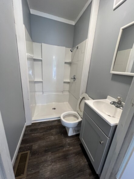 Building Photo - 913 N Main St