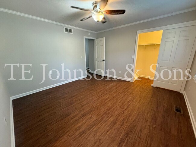 Building Photo - Modern 2-Bedroom with Granite Finishes & F...