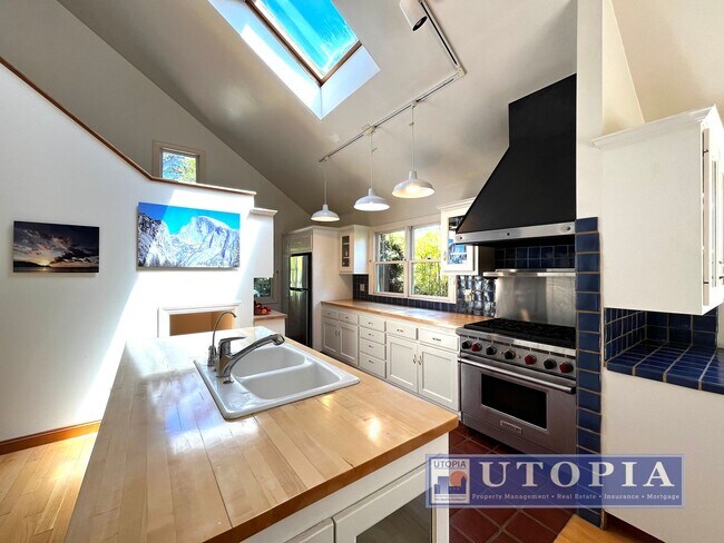 Building Photo - Beautiful, custom finished home in Aptos, ...