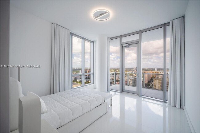 Building Photo - 17475 Collins Ave