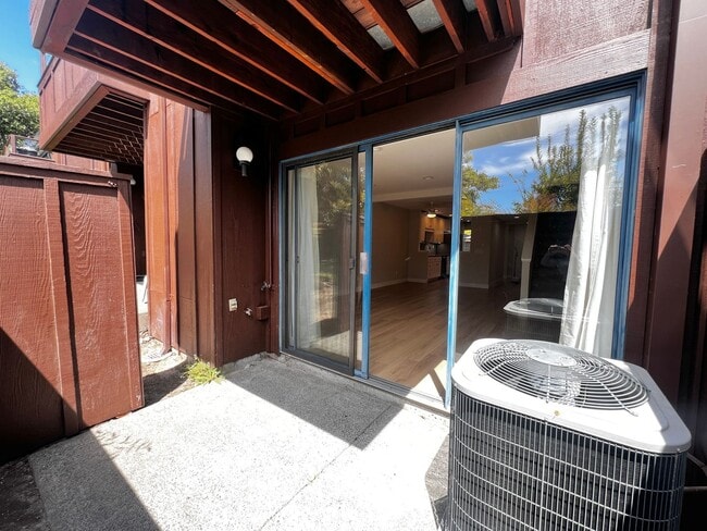 Building Photo - Updated 2-Bedroom Townhome in Novato