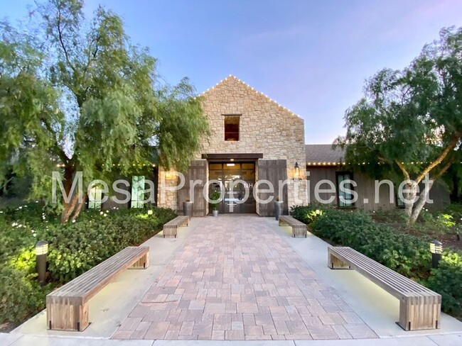 Building Photo - 3905 S Oasis Paseo