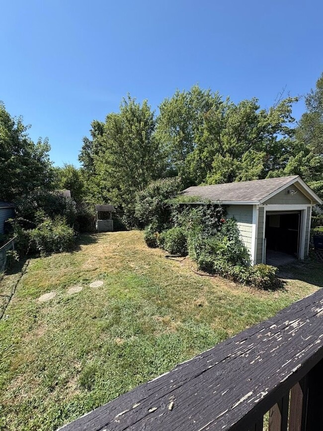 Building Photo - Three bedroom one bathroom home for rent