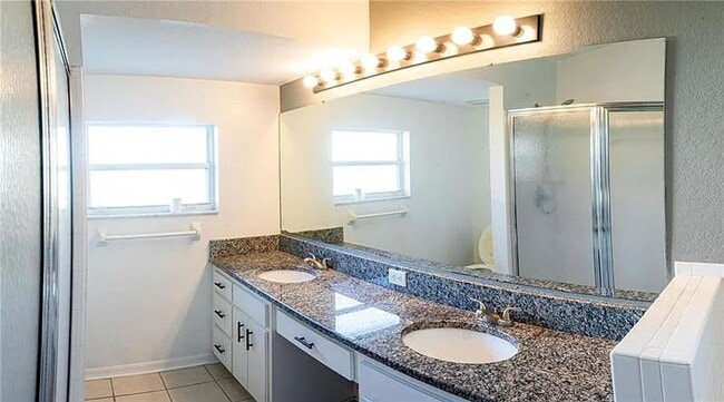 Building Photo - Highland Chase Three Bedroom, Updated Kitchen and Large Patio