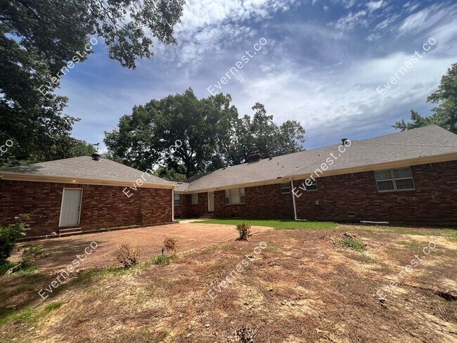 Building Photo - 3960 James Rd