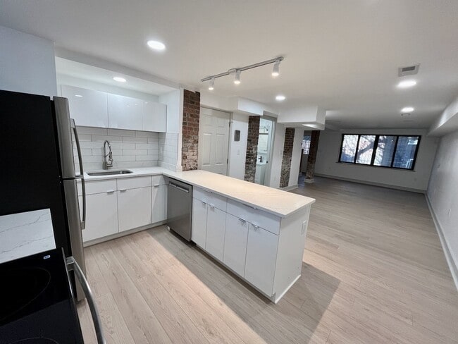 Building Photo - 52 Clarendon St