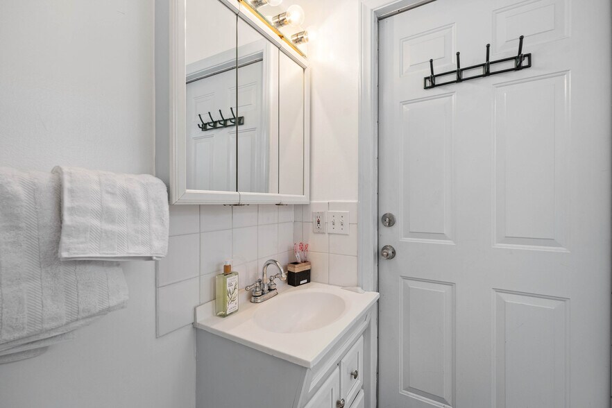 Building Photo - 140 N Carson Rd