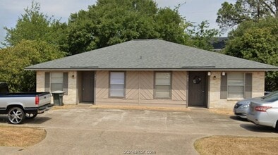 Building Photo - 701 San Saba Dr