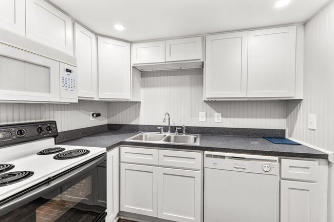 Building Photo - Discover the most affordable home in Belle Forest, located in Nashville's highly coveted 37221 zi...