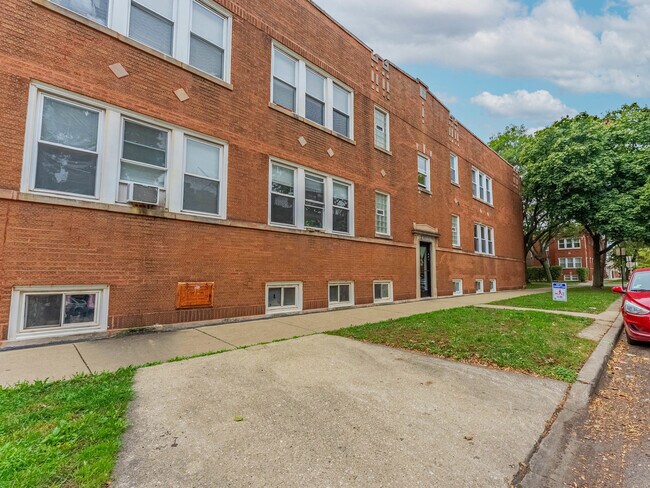 Building Photo - 3825 W Roscoe St