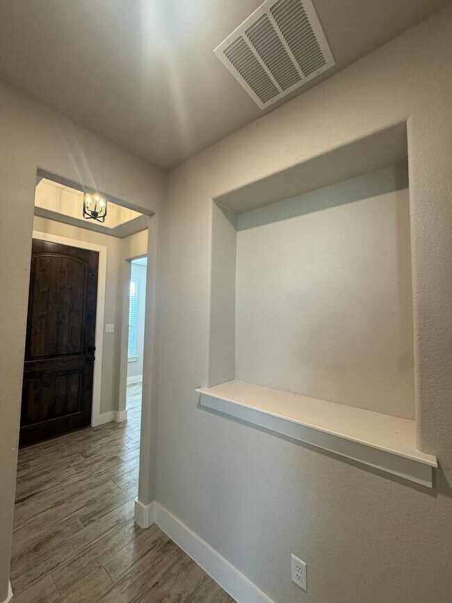 Building Photo - 3/2/2 - FIREPLACE - MUDROOM - GODLEY ISD