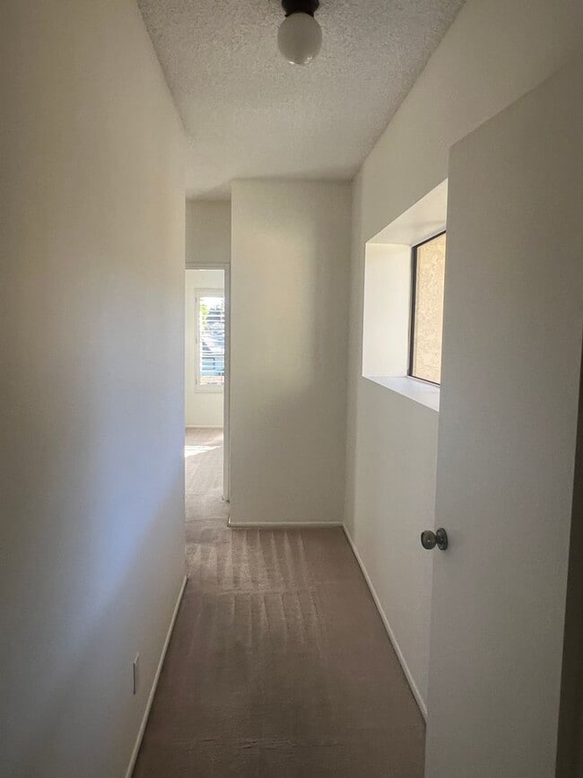 Building Photo - La Ventana Townhouse in Ventura