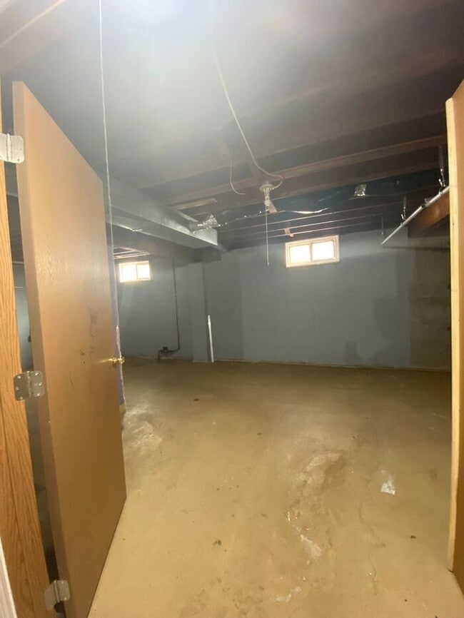 Building Photo - $1,600 | 3 Bedroom, 1 Bathroom House | No ...