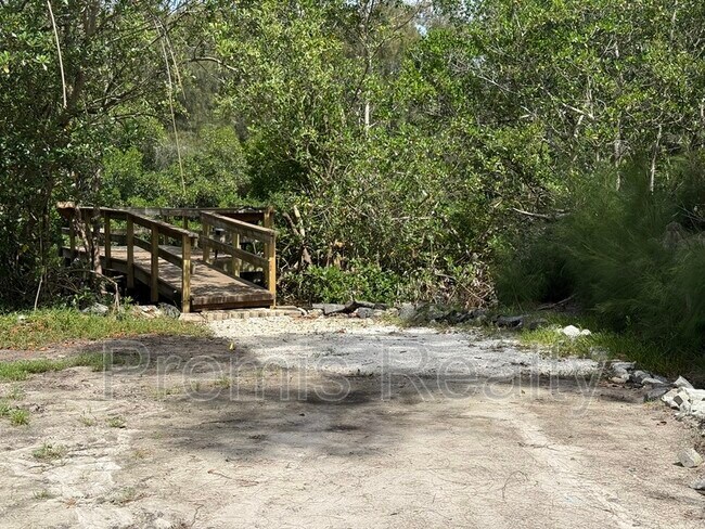 Building Photo - 1070 Sanabel Ct