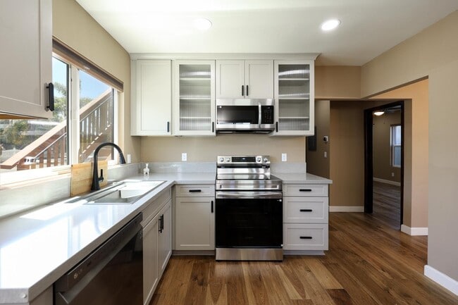 Building Photo - 4960 Vista Pl
