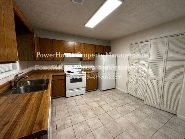 Building Photo - 504 Oakwood Ct