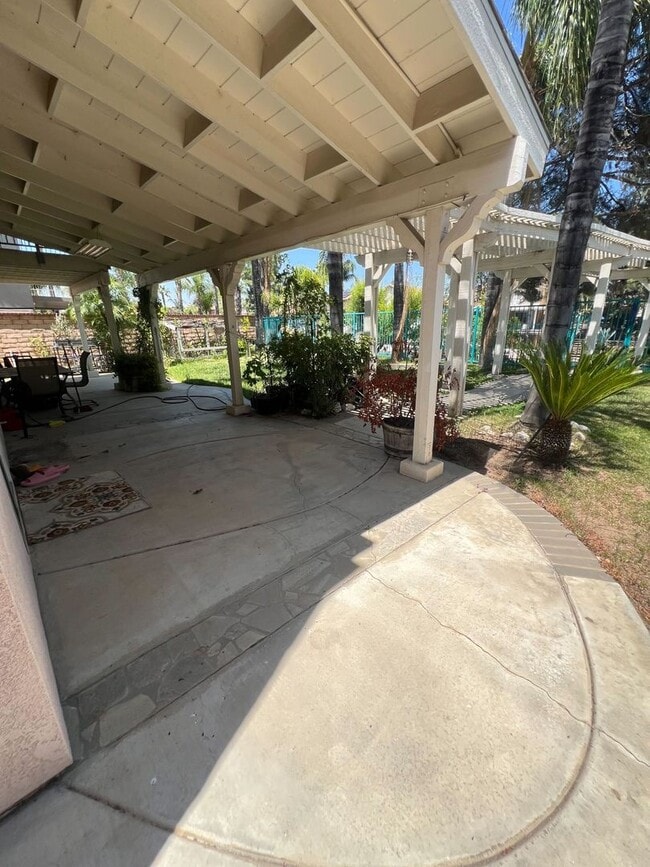 Building Photo - Spacious 6-Bedroom Home with Loft in Prime...