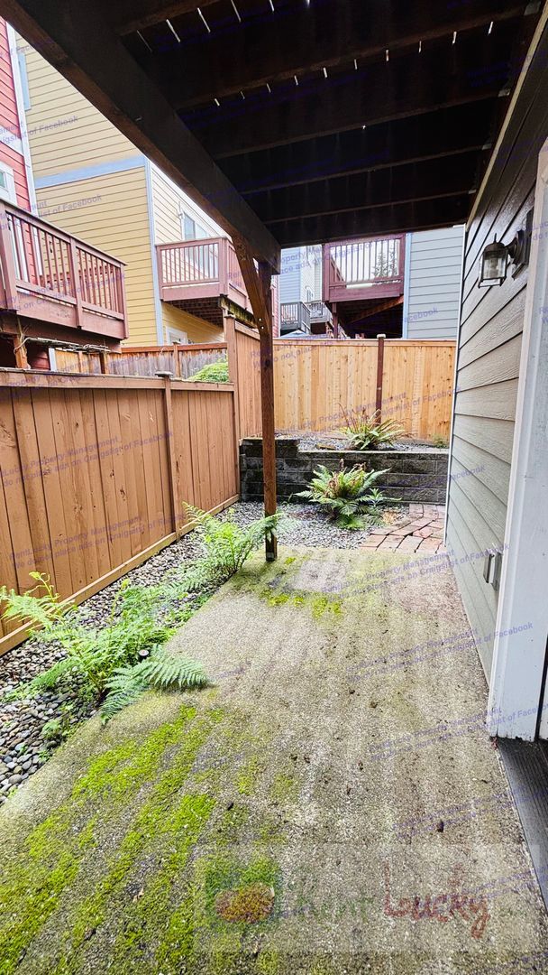 Building Photo - Bright and Spacious Fircrest Townhome in U...