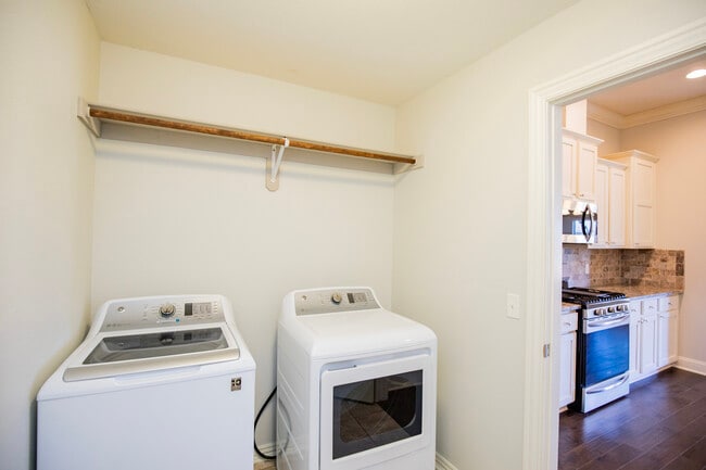 Building Photo - 4000 SW Hollyhock St