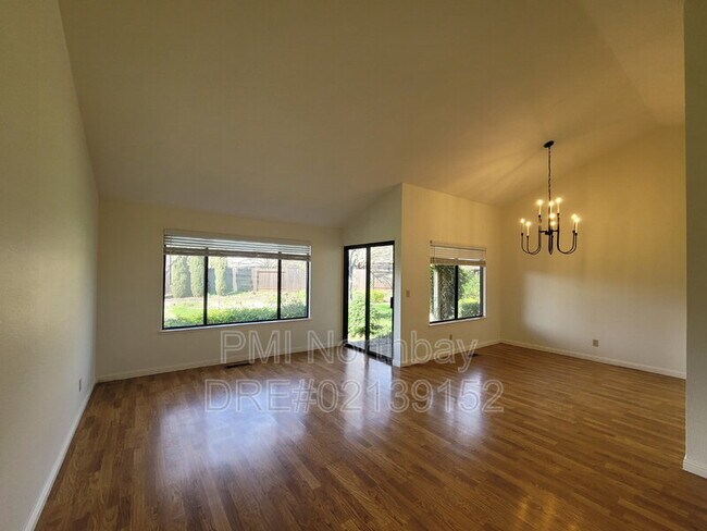 Building Photo - 3552 Larchmont Ct