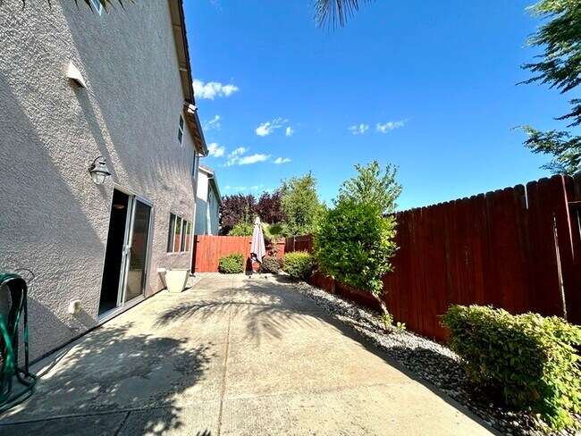 Building Photo - Beautiful 3 Bedroom 2.5 Bathroom in Gated ...