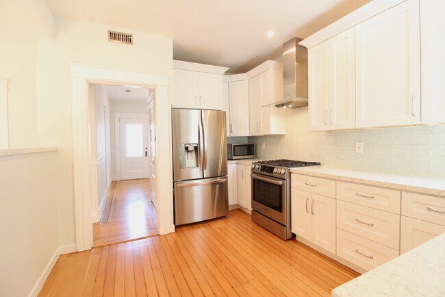 Building Photo - Noe Valley: Renovated Top Floor 2-Story Ap...