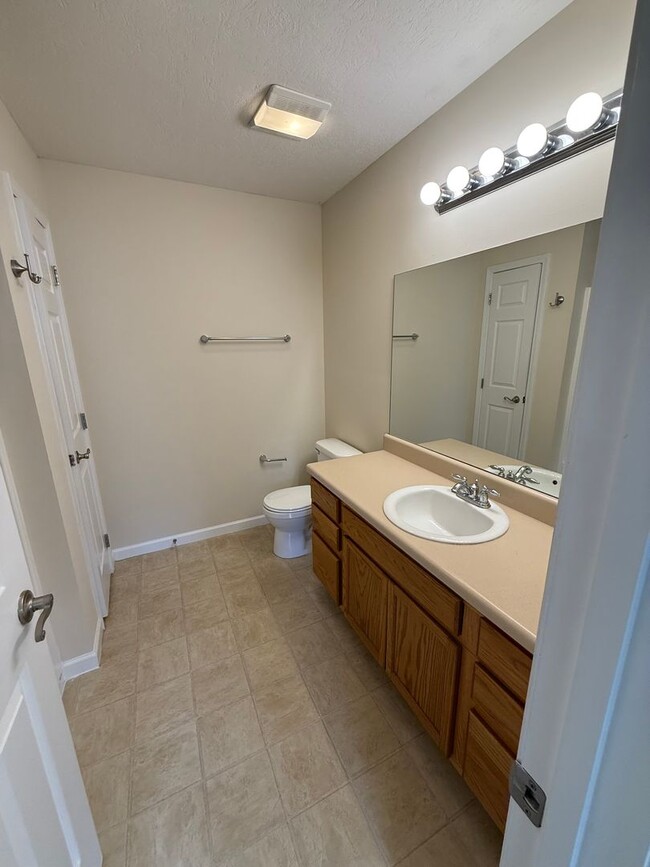 Building Photo - Spacious 4 bedroom 2.5 bath home in North Knoxville