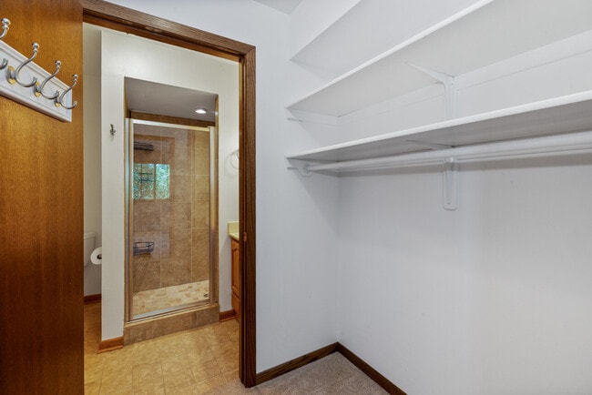 Building Photo - 10345 Whitnall Edge Dr