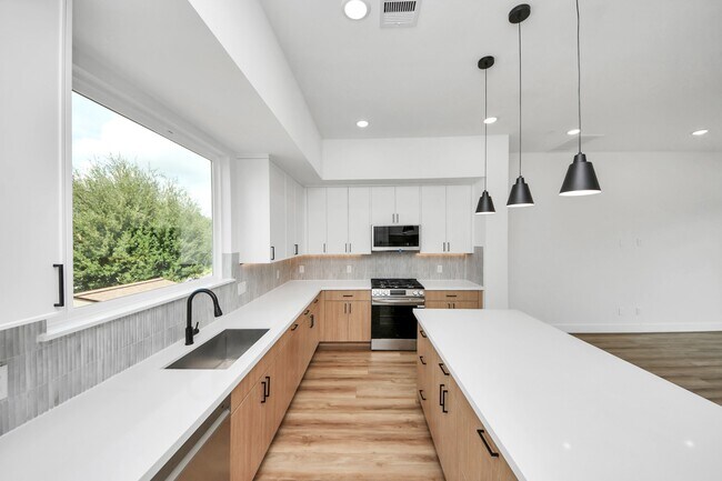 Building Photo - 6951 Foster St