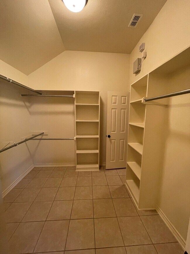 Building Photo - Gorgeous 3-bed/1-bath with garage!