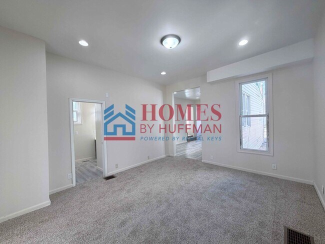 Building Photo - Three Bedroom House w/ Bonus Room