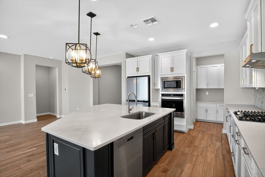 Building Photo - 13861 E Red Oaks Dr