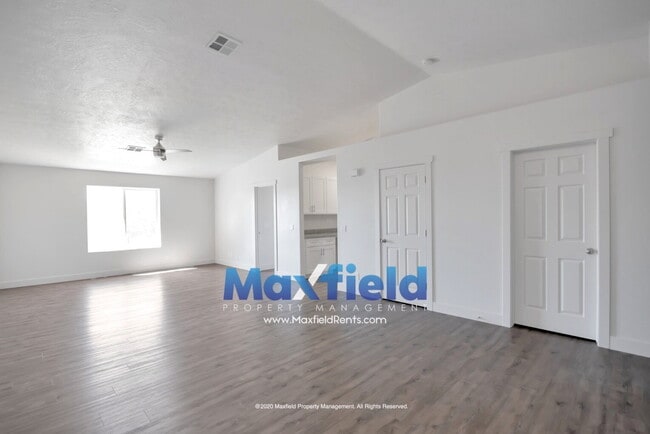 Building Photo - Upstairs Unit - St George - Near Costco and Home Depot Available Now - 3 BD 2 BA 2 GAR