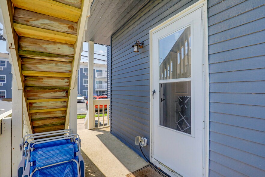 Private back deck steps from the beach - 606 Beach Ave