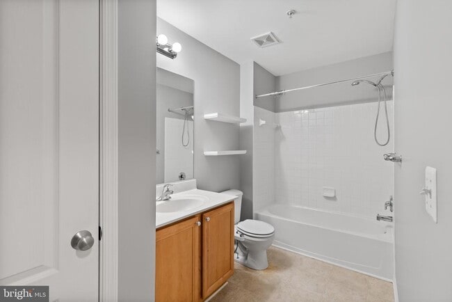 Building Photo - 1900 Lennox Dr