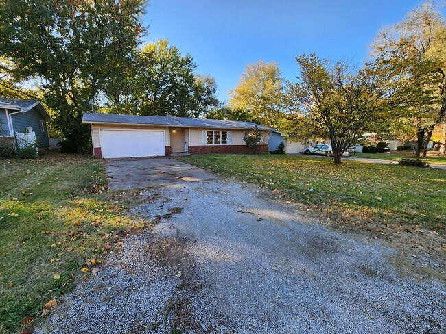 Building Photo - Spacious 3-Bedroom, 1-Bathroom Home AVAILABLE NOW!!